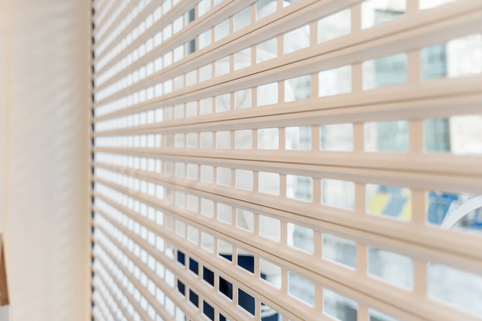 Grilles roulantes blanches pour Lacoste au cœur de Bruxelles