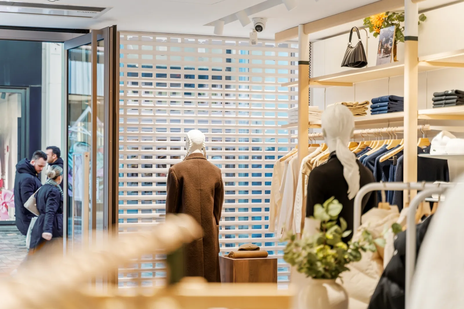 Grilles roulantes blanches pour Lacoste au cœur de Bruxelles