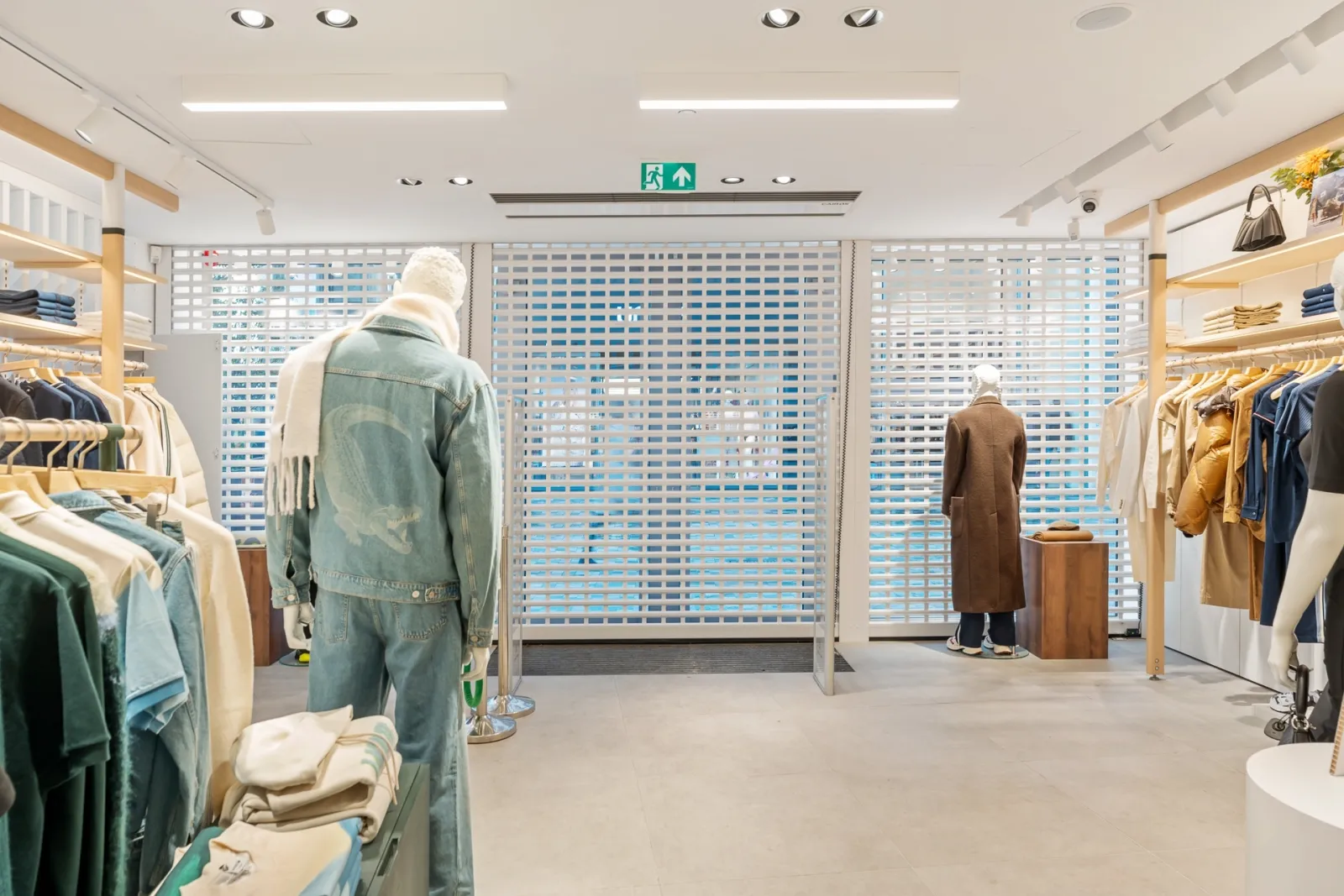 Grilles roulantes blanches pour Lacoste au cœur de Bruxelles