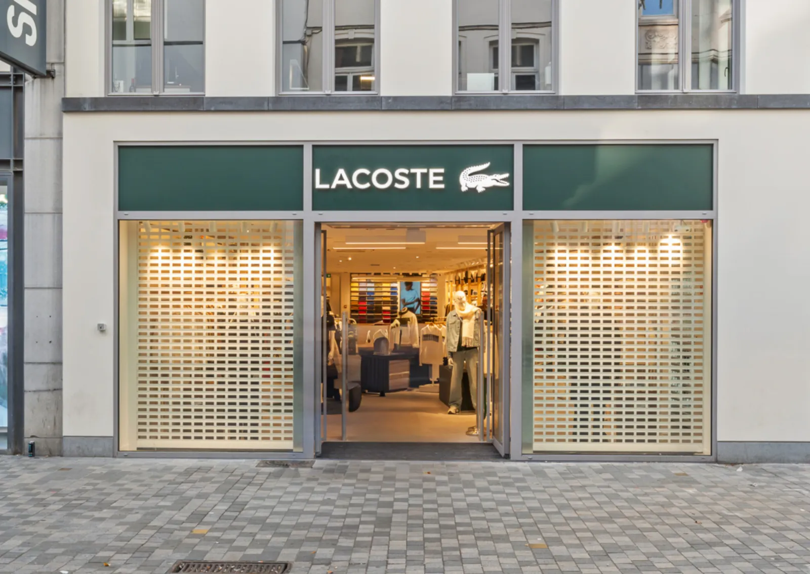 Grilles roulantes blanches pour Lacoste au cœur de Bruxelles