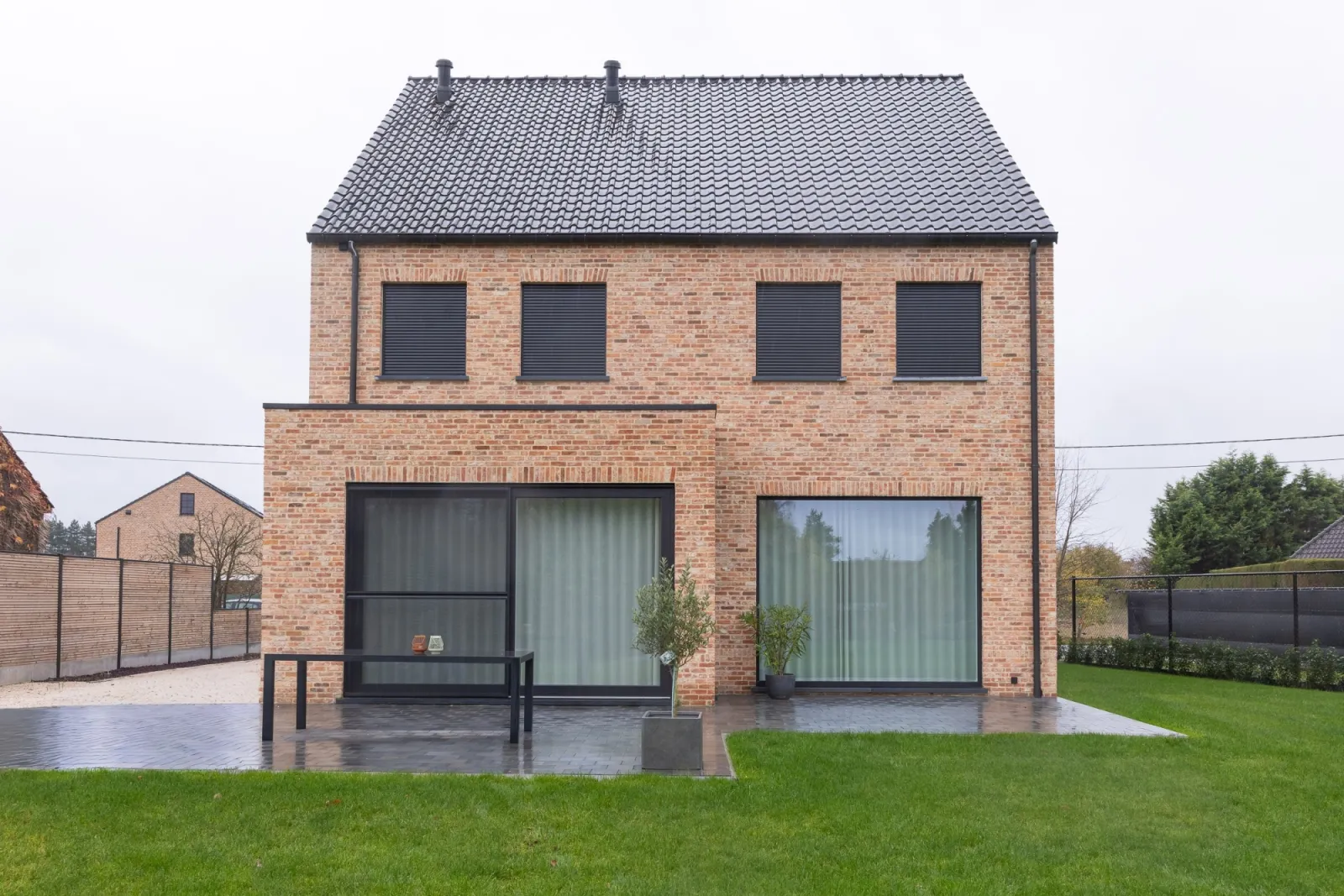 Sérénité et tranquillité à la maison grâce aux volets roulants monoblocs Wilms