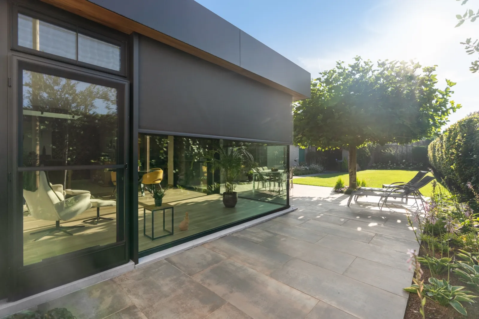 Grote glaspartijen slim beschermd tegen de zon met inbouwscreens