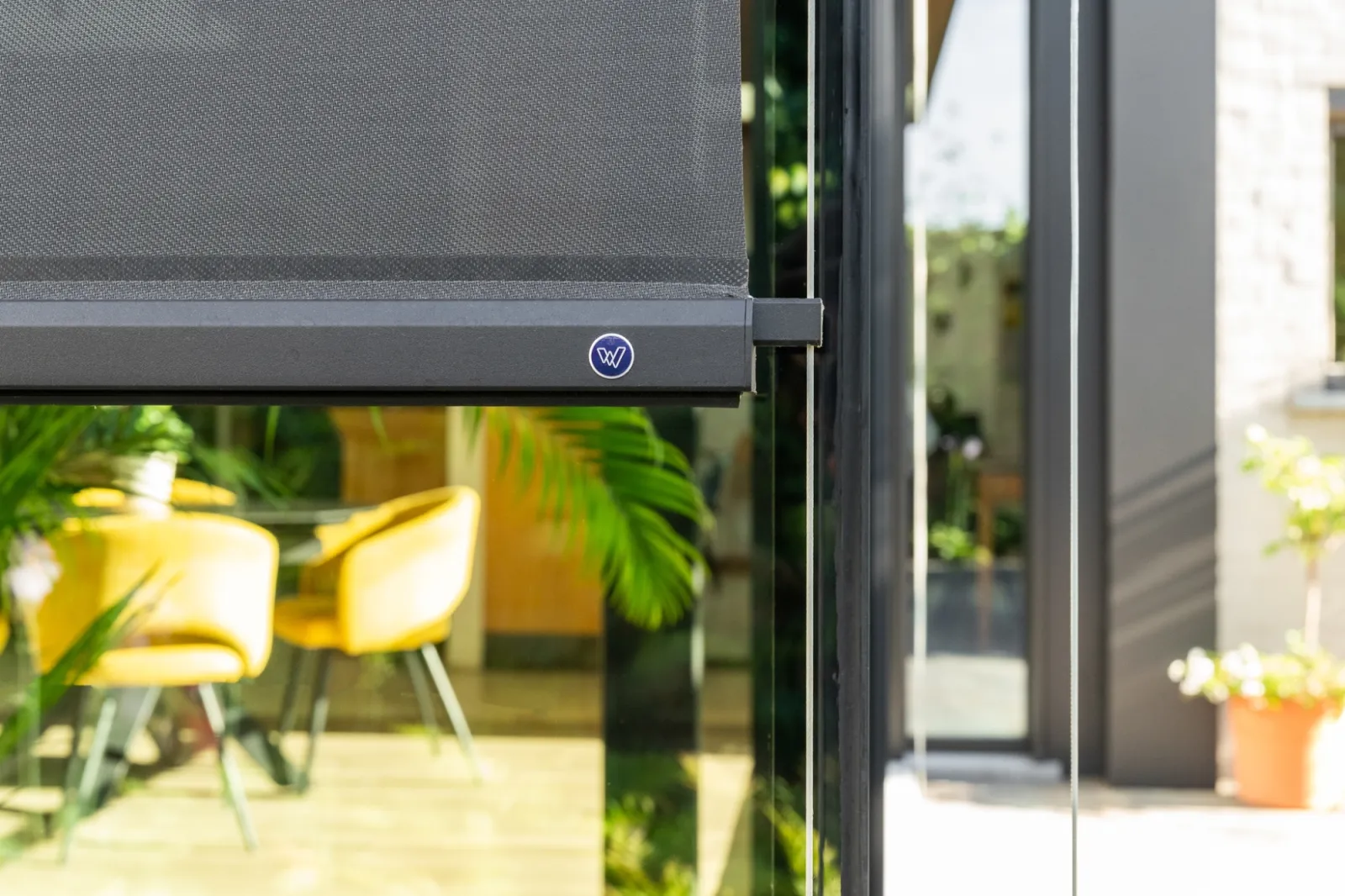 Grote glaspartijen slim beschermd tegen de zon met inbouwscreens