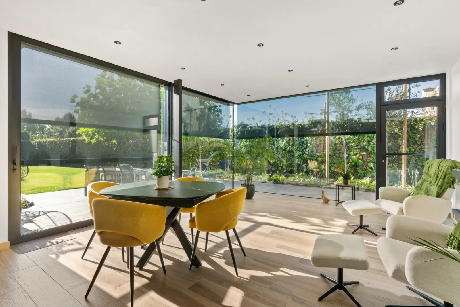 Grote glaspartijen slim beschermd tegen de zon met inbouwscreens