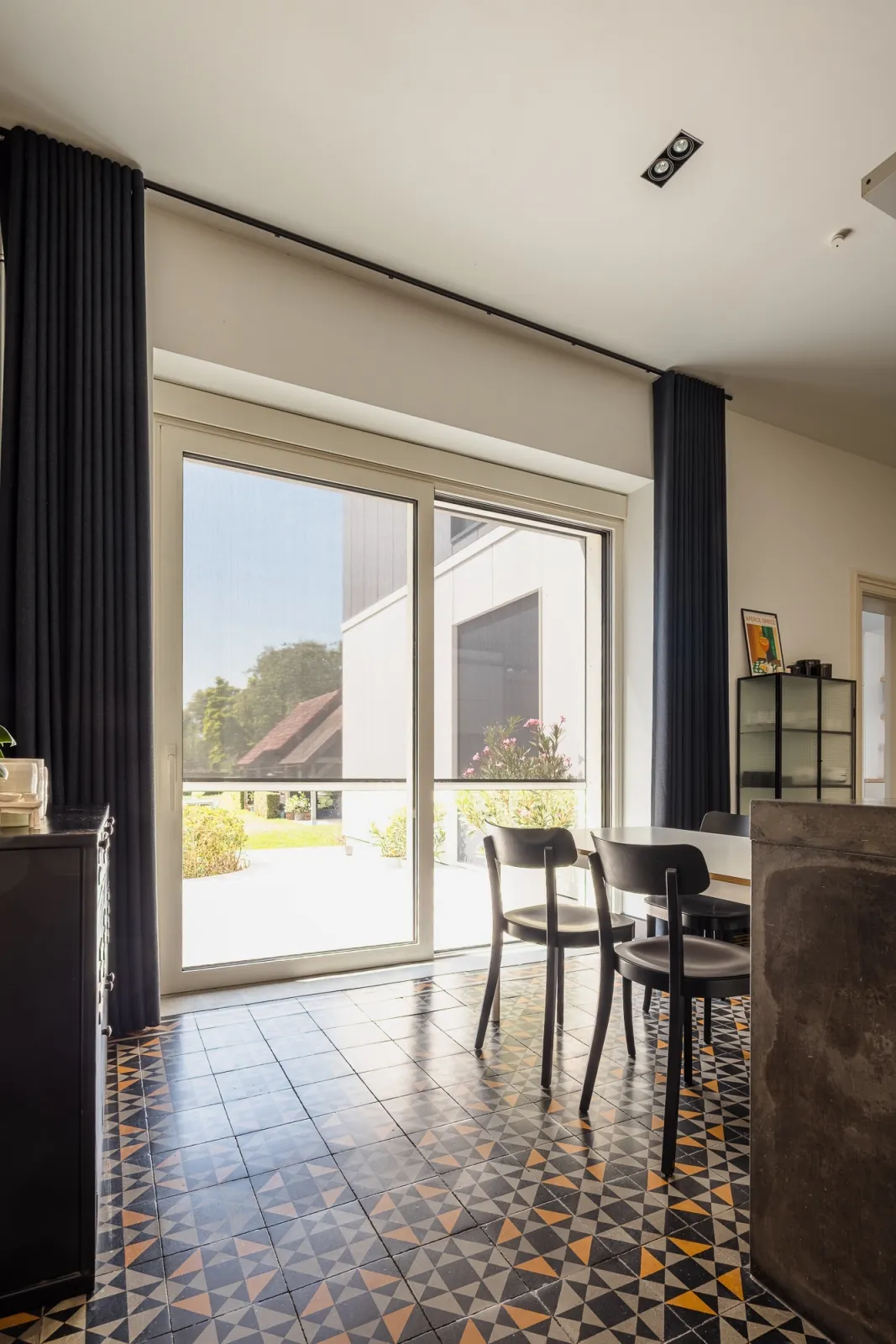 Genieten in elk seizoen: ventilatie en zonwering perfect gecombineerd