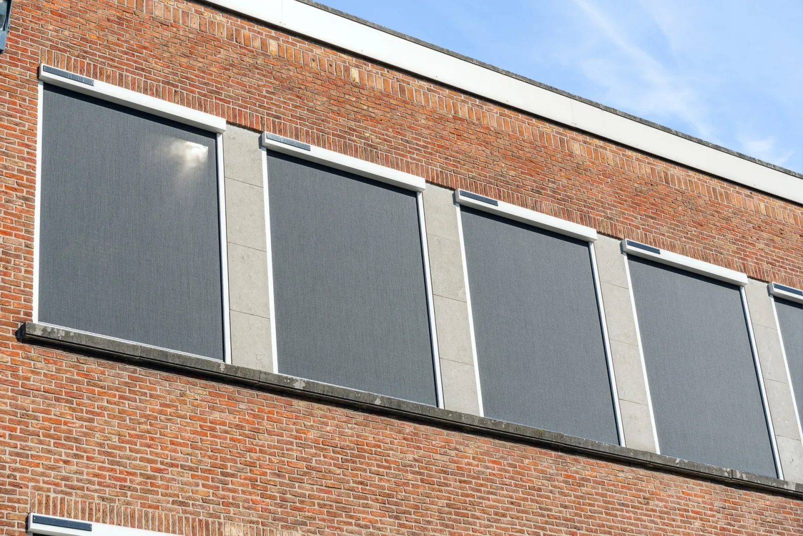 Zonnesturing in de klas met screens op zonne-energie