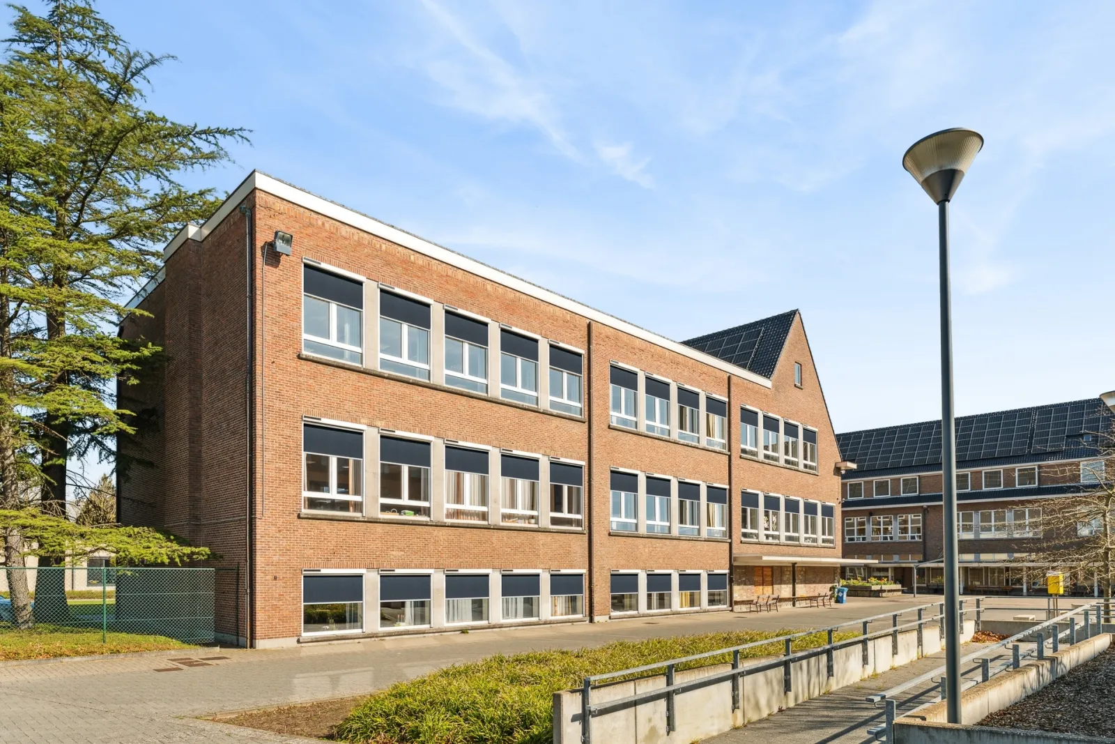 Zonnesturing in de klas met screens op zonne-energie