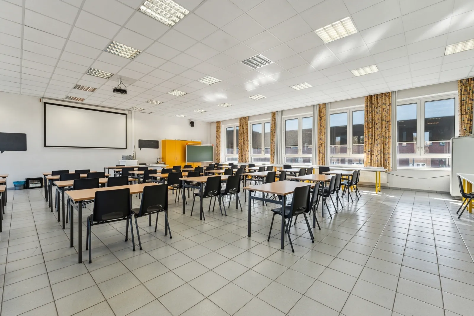 Zonnesturing in de klas met screens op zonne-energie