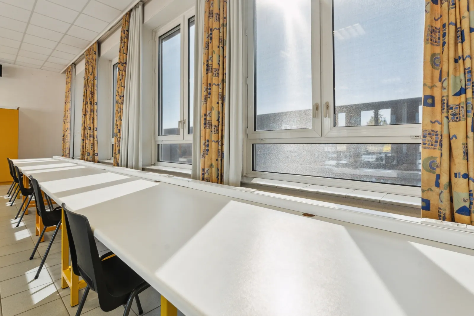 Zonnesturing in de klas met screens op zonne-energie