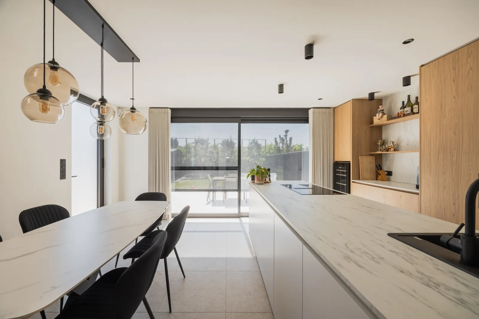 Rolluik en screen aan de zuidkant voorkomen oververhitting