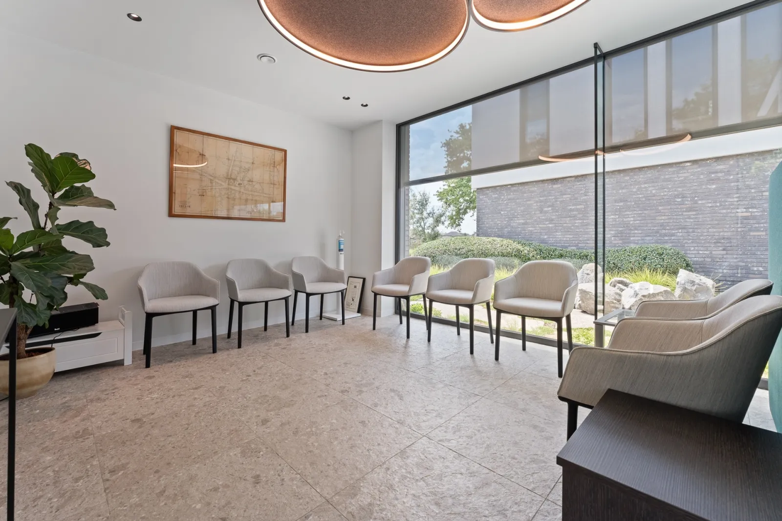 A pleasant indoor climate in the waiting area and offices with built-in screens