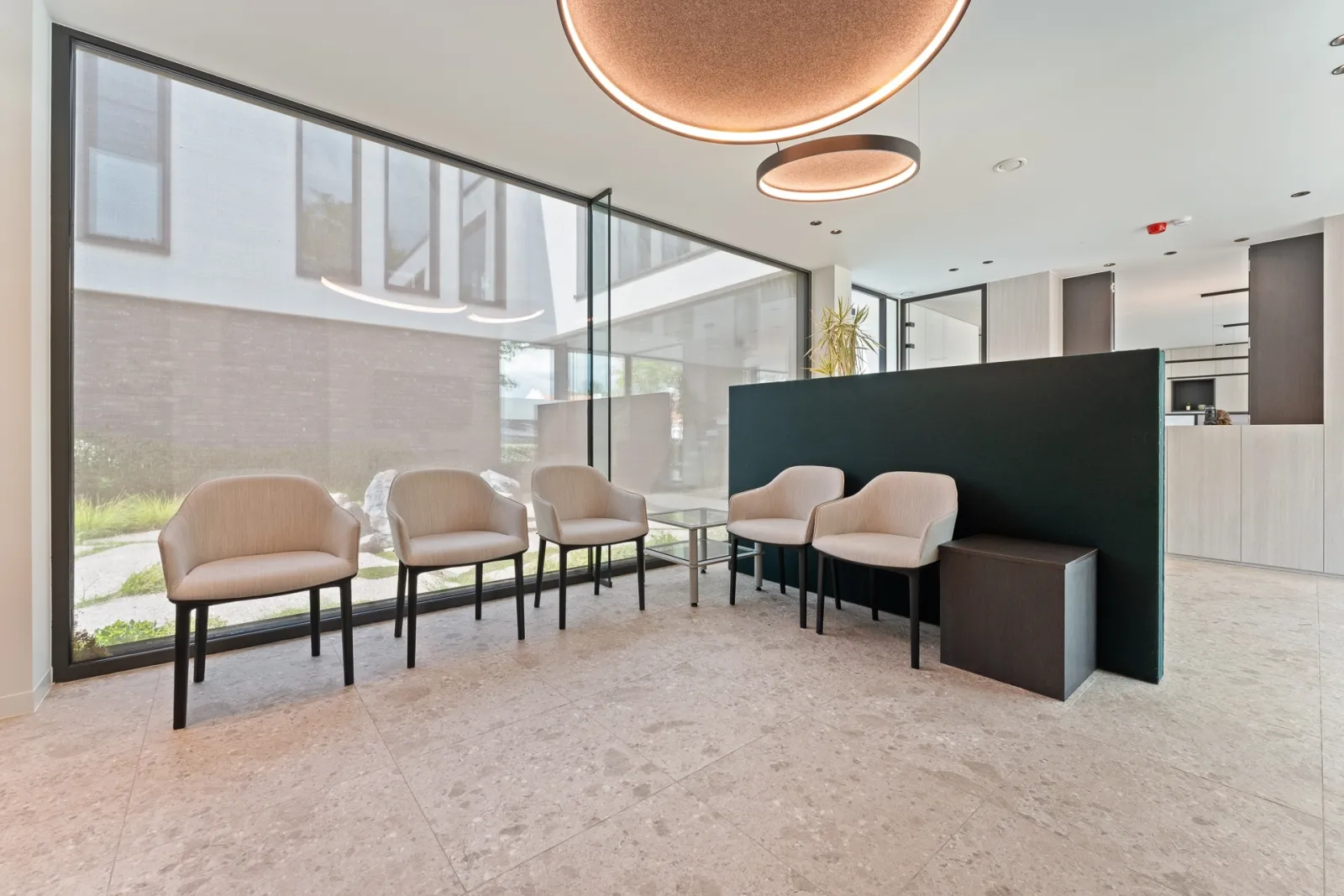 A pleasant indoor climate in the waiting area and offices with built-in screens