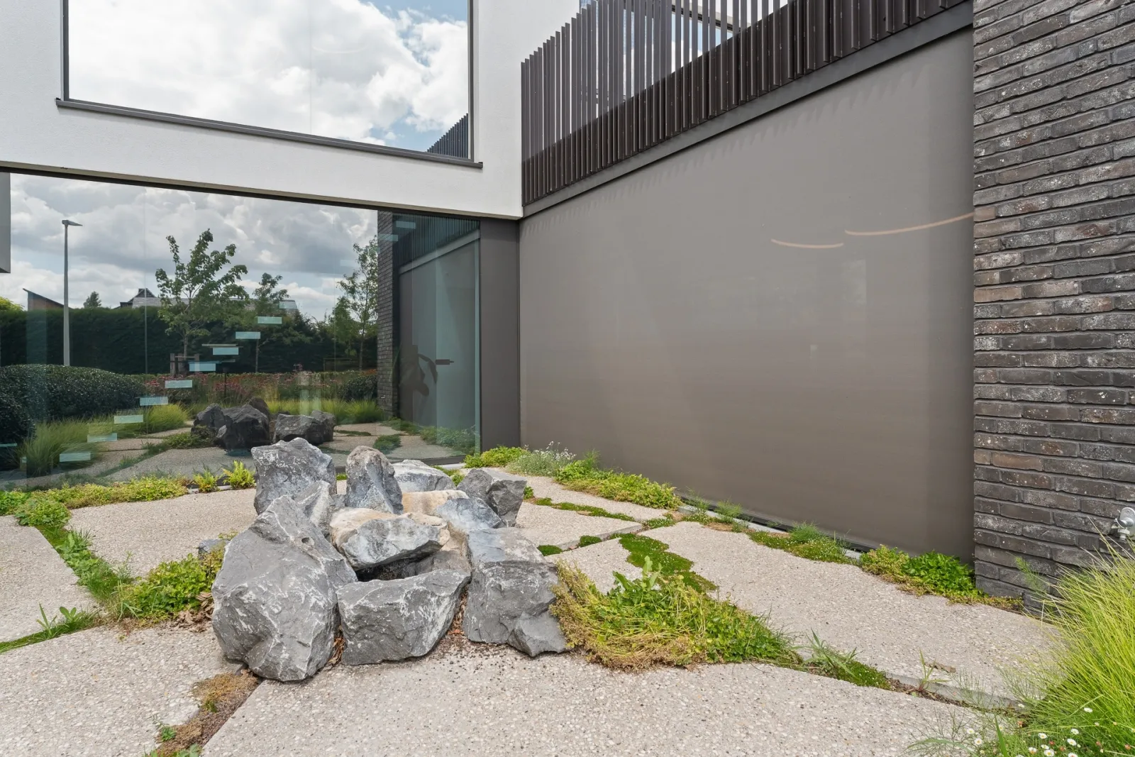 A pleasant indoor climate in the waiting area and offices with built-in screens