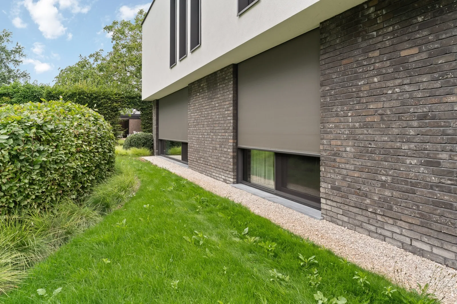 A pleasant indoor climate in the waiting area and offices with built-in screens