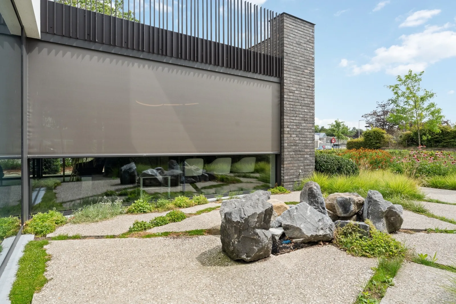 A pleasant indoor climate in the waiting area and offices with built-in screens