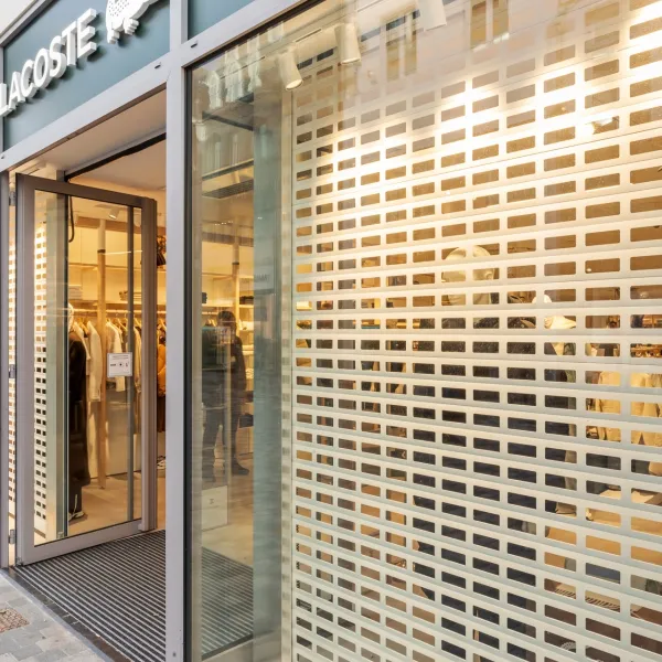 Grilles roulantes blanches pour Lacoste au cœur de Bruxelles