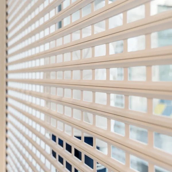 Grilles roulantes blanches pour Lacoste au cœur de Bruxelles