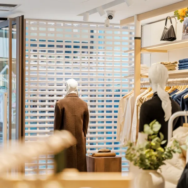 Grilles roulantes blanches pour Lacoste au cœur de Bruxelles