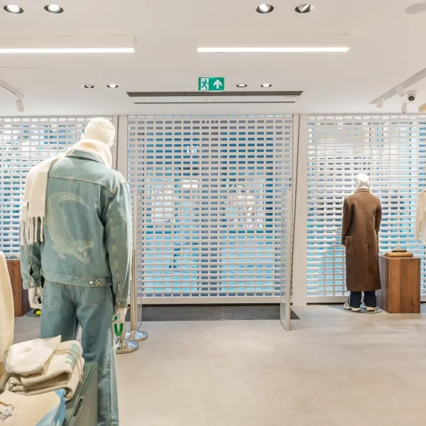 Grilles roulantes blanches pour Lacoste au cœur de Bruxelles