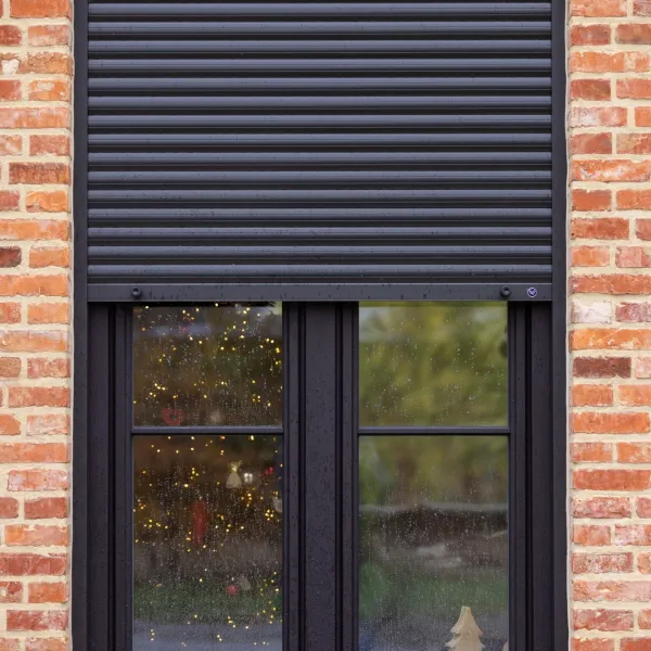 Sérénité et tranquillité à la maison grâce aux volets roulants monoblocs Wilms