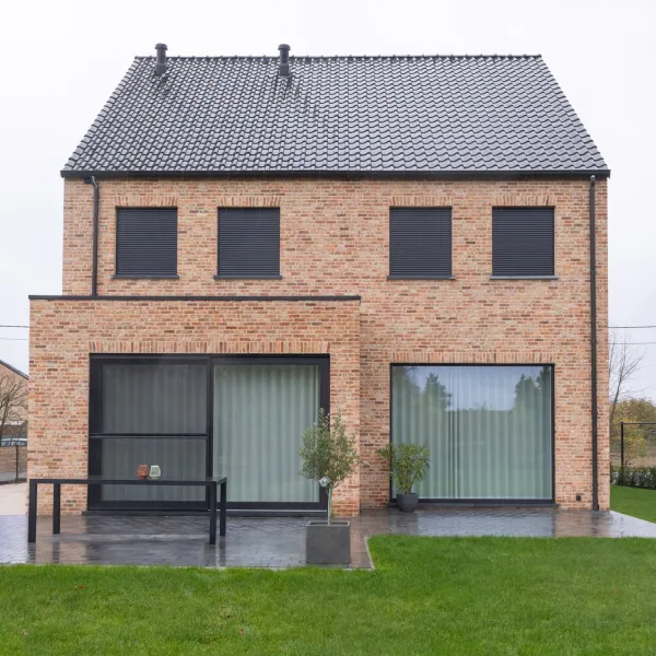 Sérénité et tranquillité à la maison grâce aux volets roulants monoblocs Wilms