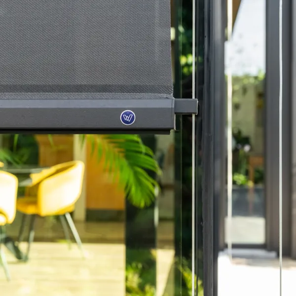 Grote glaspartijen slim beschermd tegen de zon met inbouwscreens