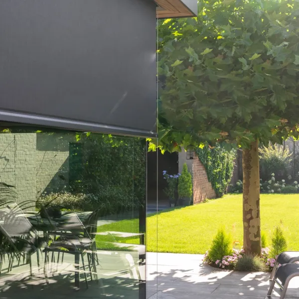 Grote glaspartijen slim beschermd tegen de zon met inbouwscreens
