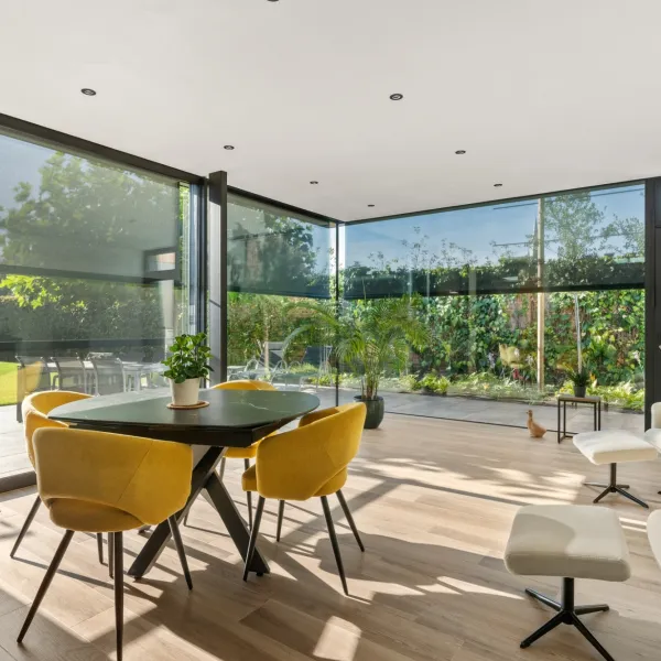 Grote glaspartijen slim beschermd tegen de zon met inbouwscreens