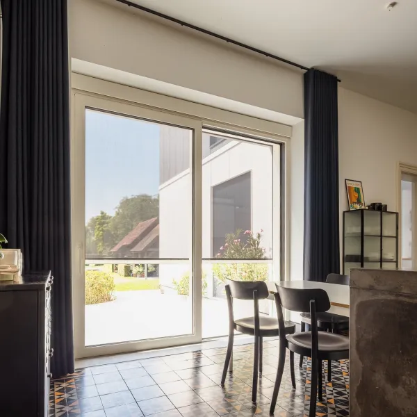 Genieten in elk seizoen: ventilatie en zonwering perfect gecombineerd