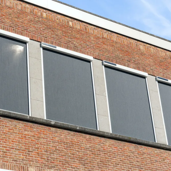 Zonnesturing in de klas met screens op zonne-energie