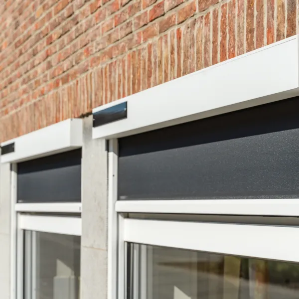 Zonnesturing in de klas met screens op zonne-energie