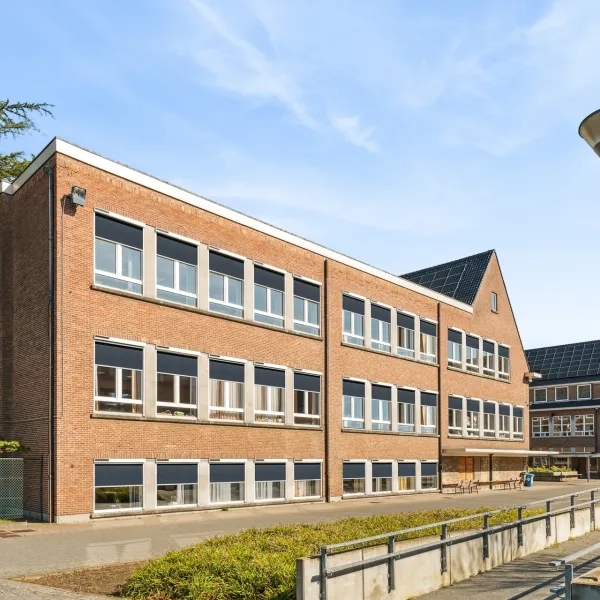 Zonnesturing in de klas met screens op zonne-energie