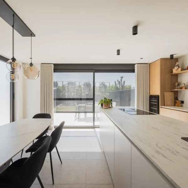 Rolluik en screen aan de zuidkant voorkomen oververhitting