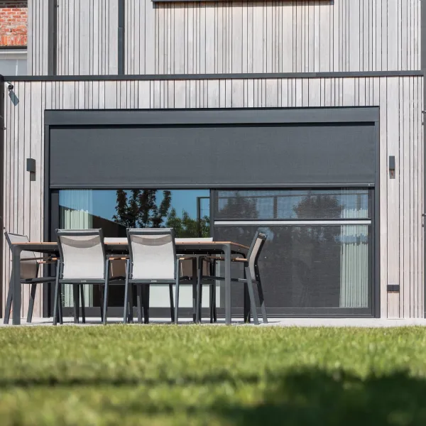 Rolluik en screen aan de zuidkant voorkomen oververhitting