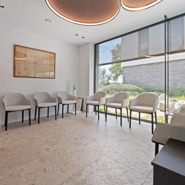 A pleasant indoor climate in the waiting area and offices with built-in screens