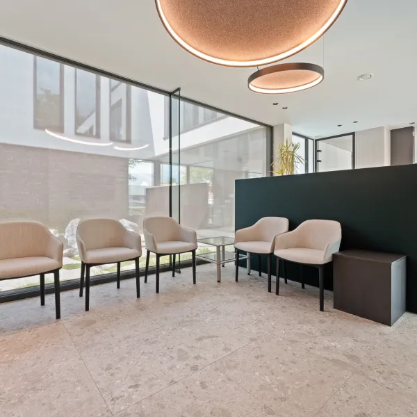 A pleasant indoor climate in the waiting area and offices with built-in screens