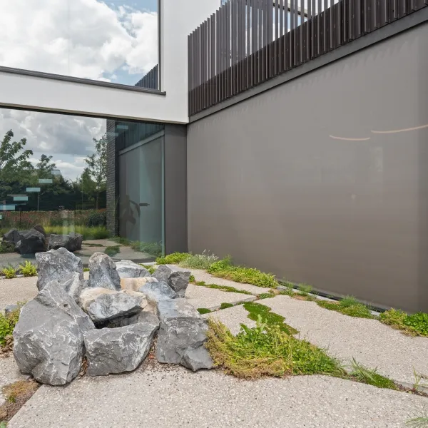 A pleasant indoor climate in the waiting area and offices with built-in screens