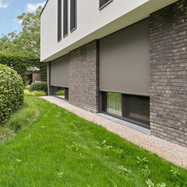 A pleasant indoor climate in the waiting area and offices with built-in screens