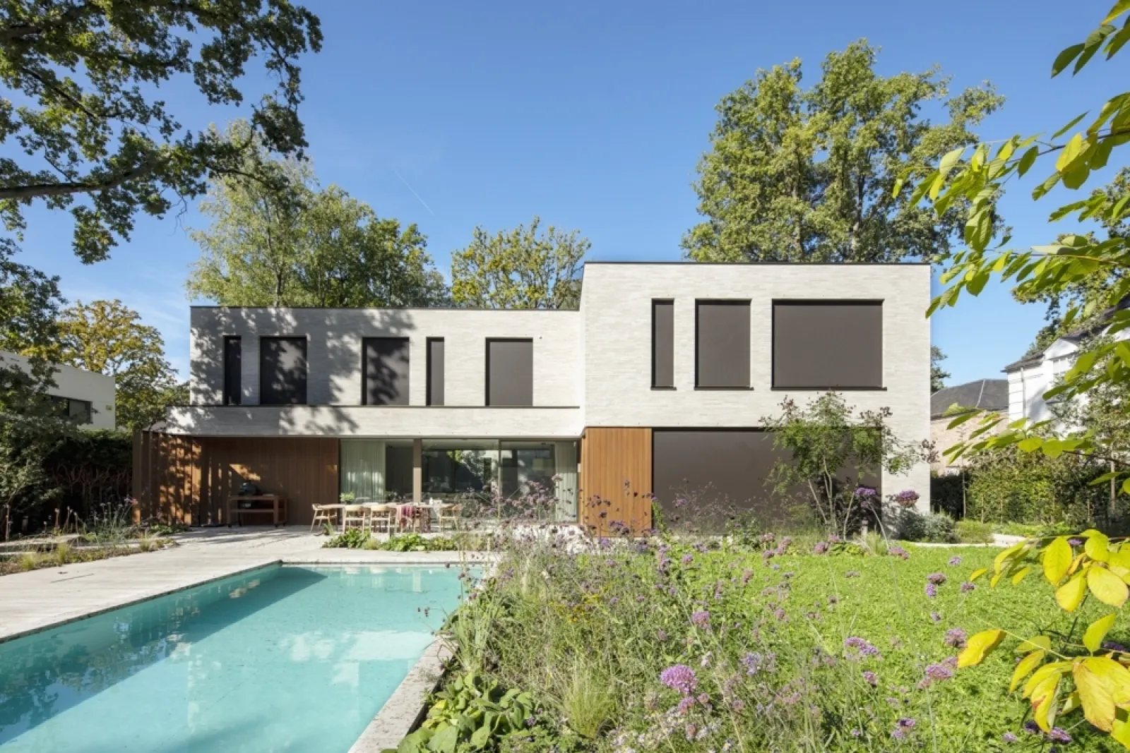 Moderne houtskeletbouwwoning met zonwering op maat