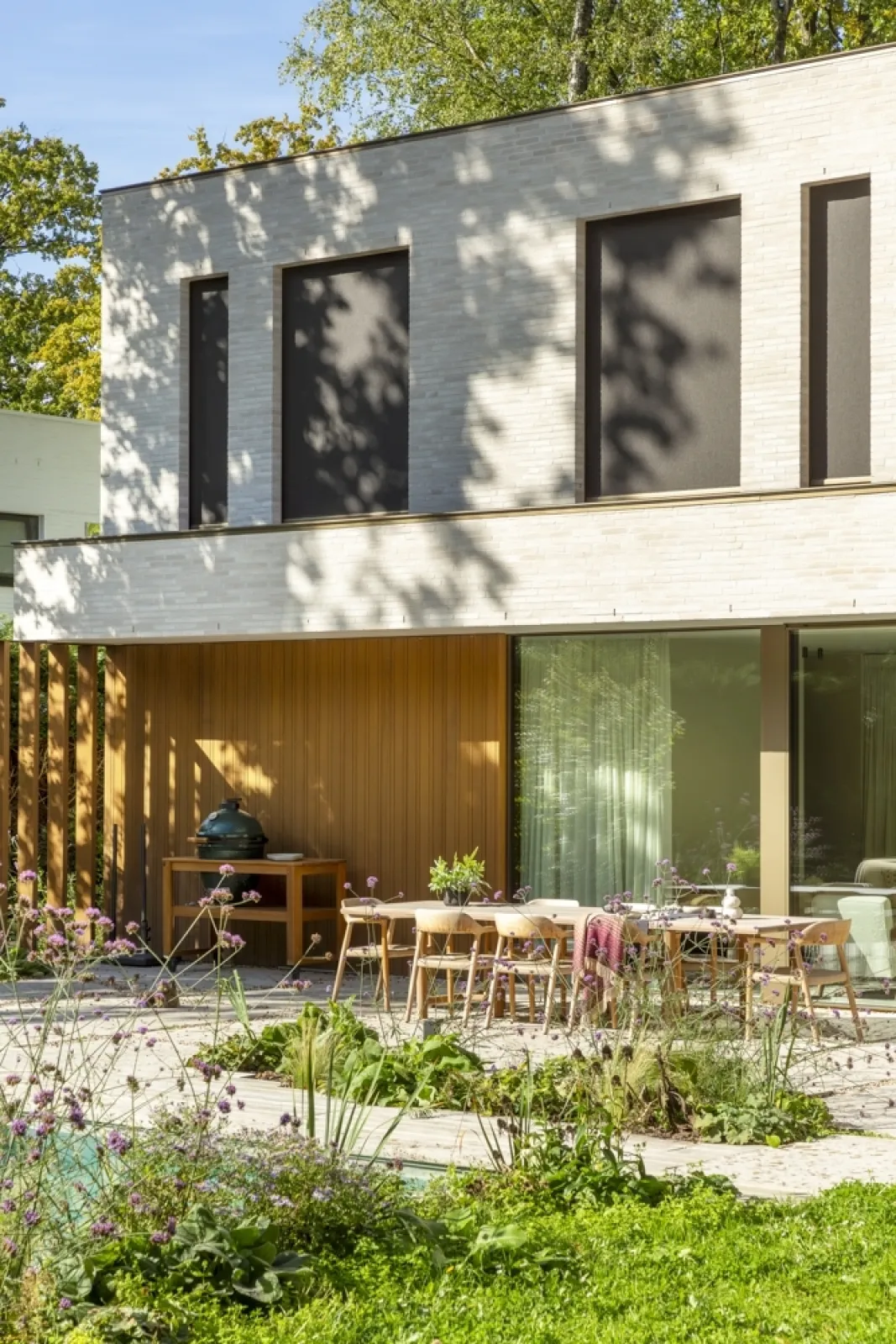 Moderne houtskeletbouwwoning met zonwering op maat