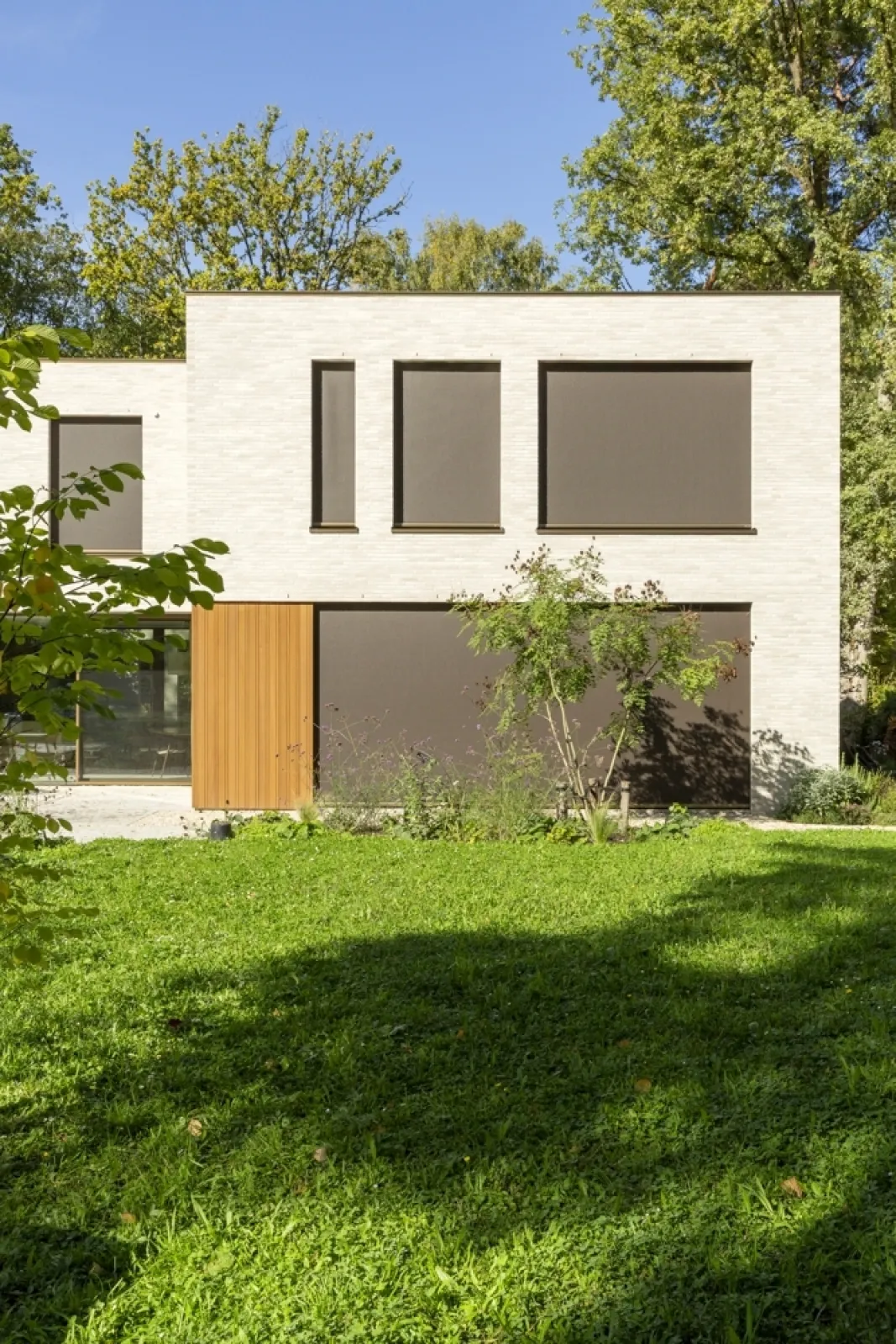Moderne houtskeletbouwwoning met zonwering op maat