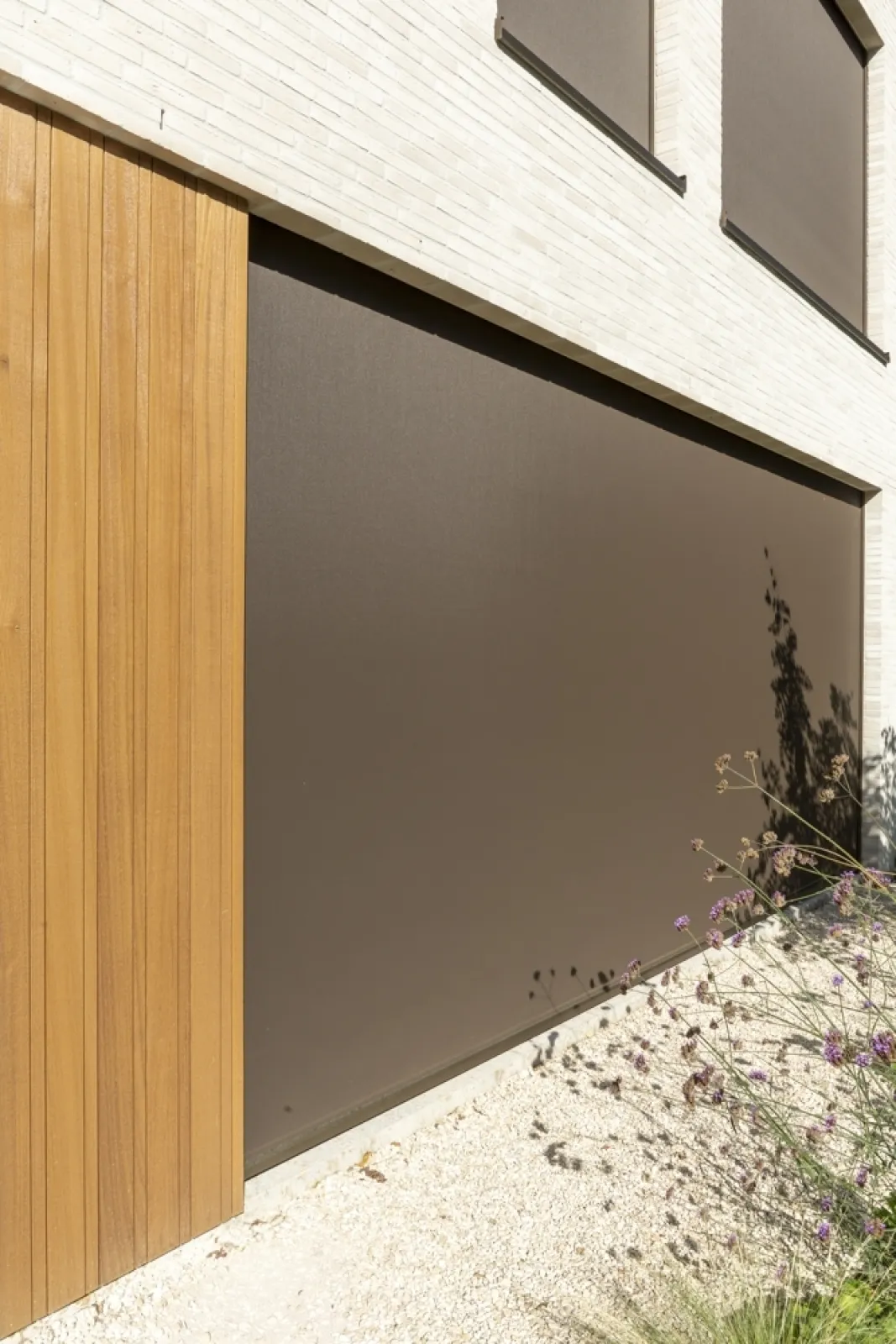 Moderne houtskeletbouwwoning met zonwering op maat