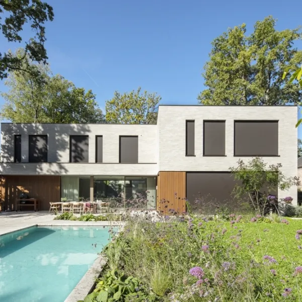 Moderne houtskeletbouwwoning met zonwering op maat