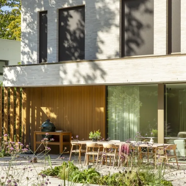 Moderne houtskeletbouwwoning met zonwering op maat