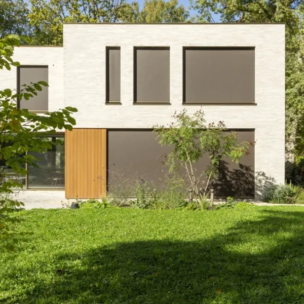 Moderne houtskeletbouwwoning met zonwering op maat