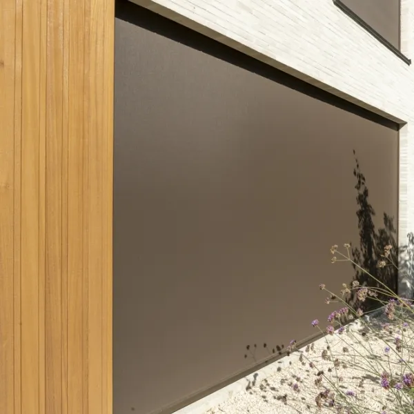 Moderne houtskeletbouwwoning met zonwering op maat