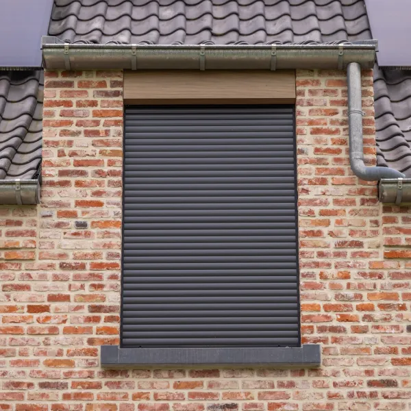 Volledige bovenverdieping uitgerust met opbouwrolluiken