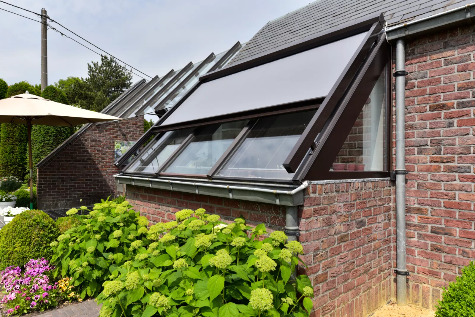 Voorzetscreens en verandazonwering aan een klassieke woning