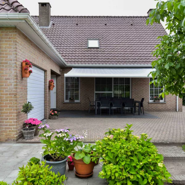 Zonnescherm aan klassieke woning